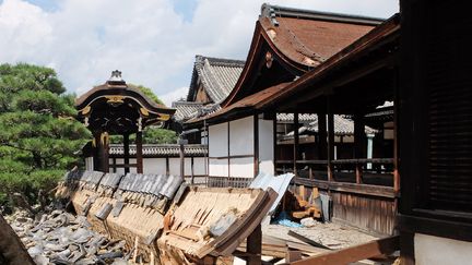 Un temple a été endommagé par le typhon Jebi à Kyoto (Japon), le 5 septembre 2018. (JIJI PRESS / AFP)