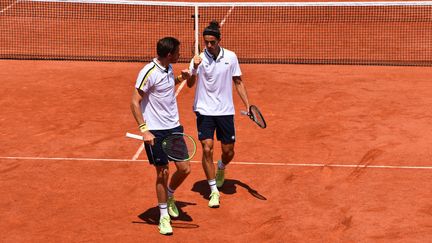 Nicolas Mahut et Pierre-Hugues Herbert lors du quart de finale du double messieurs à Roland-Garros 2021. (Hortense Leblanc)