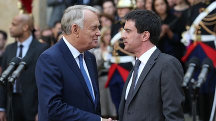 Jean-Marc Ayrault et Manuel Valls, le 1er avril 2014, &agrave; Matignon. (KENZO TRIBOUILLARD / AFP)