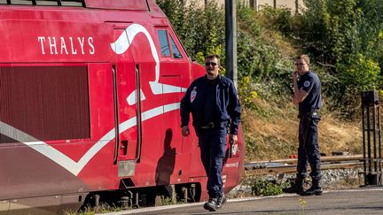 Un officier de police fran&ccedil;ais sur le quai de la gare d'Arras o&ugrave; a &eacute;t&eacute; interpell&eacute; un homme arm&eacute;, vendredi 21 ao&ucirc;t 2015.&nbsp; (PHILIPPE HUGUEN / AFP)