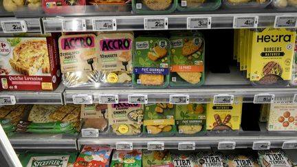 Des plats contenant des alternatives à la viande, dans un magasin à Paris, le 19 avril 2024. (MAGALI COHEN / HANS LUCAS / AFP)