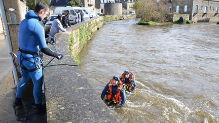 Des plongeurs effectuent des recherches, lundi 3 mars, dans le Trieux, qui coule &agrave;&nbsp;Guingamp&nbsp;(C&ocirc;tes-d'Armor).&nbsp; (  MAXPPP)