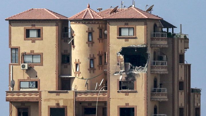 Cette photo prise le 3 novembre 2023 montre un trou béant suite à une frappe sur le bâtiment Hajji, qui abrite plusieurs bureaux, dont ceux du bureau de presse de l'Agence France Presse à Gaza, au milieu des combats en cours entre Israël et le groupe palestinien Hamas. (BASHAR TALEB / AFP)