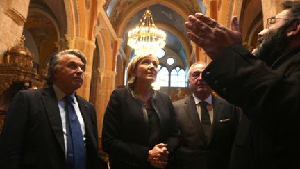 La présidente du Front National Marine Le Pen et le député français Gilbert Collard, en visite à la cathédrale grecque orthodoxe Saint George au centre-ville de Beyrouth. (AFP/ Patrick BAZ)