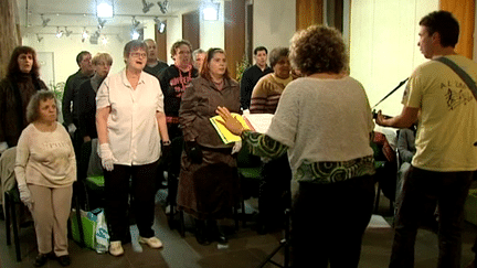 La chorale "L'Uni-Son" du Secours Catholique de Châlons en répétition
 (Capture d&#039;écran / Culturebox)