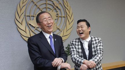 Le chanteur sud-cor&eacute;en Psy (D) apprend au secr&eacute;taire g&eacute;n&eacute;ral des Nations unies, Ban Ki-moon,&nbsp;&agrave; danser le "Gangnam Style" lors de sa visite &agrave; New York (Etats-Unis), le 23 octobre 2012. (EDUARDO MUNOZ / REUTERS)