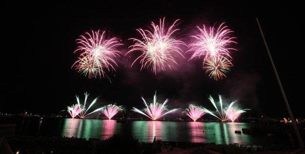 Le feu d'artifice autrichien sur le thème de James Bond. 
 (Festival d&#039;art pyrotechnique )