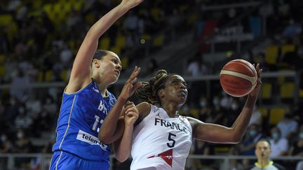 La Française&nbsp;Endéné Miyem au duel avec la Bosnienne&nbsp;Melisa Brcaninovic lors du quart de finale de l'EuroBasket, à Strasbourg le 23 juin 2021. (FREDERICK FLORIN / AFP)