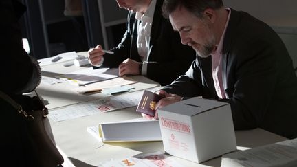 Un bureau de vote à Paris lors du premier tour de la primaire de la gauche, le 22 janvier 2017. (IRINA KALASHNIKOVA / AFP)