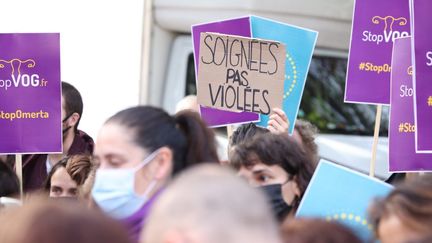 Manifestation contre les violences obstétricales et gynécologiques devant l'hôpital Tenon à Paris, suite à l'ouverture de l'enquête pour viol contre le Pr Emile Daraï, le 2 octobre 2021. (OLIVIER ARANDEL / MAXPPP)