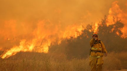 Un pompier devant les flammes provoquées par l'incendie qui fait rage au nord de Los Angeles (Etats-Unis), le 24 juillet 2016. (JONATHAN ALCORN / REUTERS)