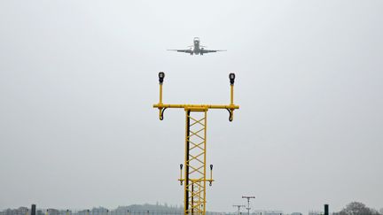 Un avion de la compagnie Hop ! Air France atterrit à l'aéroport de Lorient (Morbihan), le 5 décembre 2014. (MAXPPP)