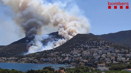 La fumée d'un incendie s'échappe à proximité du parc naturel du Cap de Creus, en Espagne, le 16 juillet 2021.&nbsp;&nbsp; (HANDOUT / BOMBERS GENERALITAT CATALUNYA / AFP)