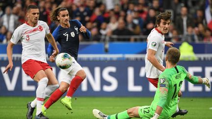 Antoine Griezmann face au goal turc&nbsp;Mert Gunok, le 14 octobre 2019, au Stade de France.&nbsp; (ALAIN JOCARD / AFP)