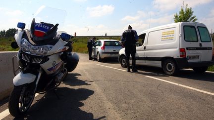 Contrôle de police sur une route à Perpignan, le 14 avril 2016. (MICHEL CLEMENTZ / MAXPPP)