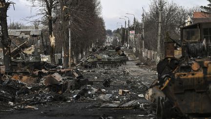 Des véhicules de l'armée russes détruits&nbsp;à Boutcha, le 4 mars 2022. Photo d'illustration. (ARIS MESSINIS / AFP)