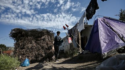 Le camp de réfugiés de Moria, sur l'île de Lesbos, en Grèce, le 21 juin 2020 (ARIS MESSINIS / AFP)