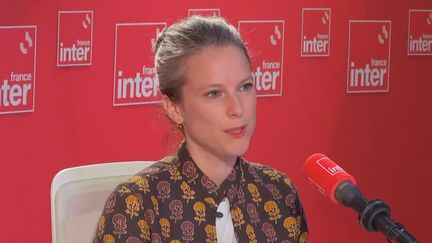 Lucie Castets, candidate du NFP pour Matignon, au micro de France Inter le mardi 27 août 2024. (FRANCE INTER / RADIOFRANCE)