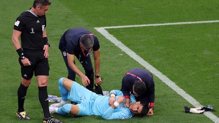 Le gardien&nbsp;de but&nbsp;iranien&nbsp;Alireza Beiranvand, victime d'un choc violent lors du match de Coupe du monde entre l'Angleterre et l'Iran,&nbsp;&nbsp;le 21 novembre 2022 à Doha.&nbsp; (WANG DONGZHEN / XINHUA / MAXPPP)