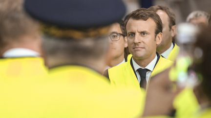 Le président Emmanuel Macron lors d'une visite de l'usine Whirlpool d'Amiens (Somme), le 3 octobre 2017. (HAMILTON / REA)