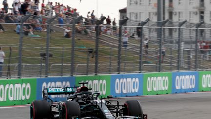 Lewis Hamilton lors des qualifications du Grand Prix de Russie, à Sotchi. (YURI KOCHETKOV / POOL)