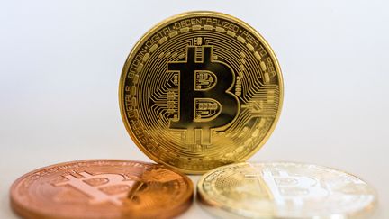 Des représentations de bitcoin, le 6 février 2018. (JACK GUEZ / AFP)