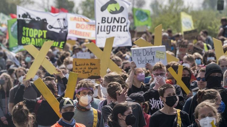 Des manifestants protestent contre la disparition d'un village en raison de l'extension d'une mine de charbon, à&nbsp;Lützerath (Allemagne), le 23 avril 2022. (BERND LAUTER / AFP)