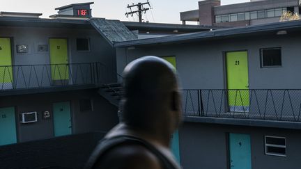 Un habitant de Vancouver (Canada) regarde le thermomètre, le 27 juin 2021, en pleine vague de chaleur. (NATHAN HOWARD / GETTY IMAGES NORTH AMERICA / AFP)