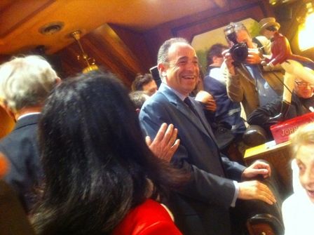 Jean-François Copé échange avec les militants dans une brasserie à Paris, le 25 mai 2012. (CR)