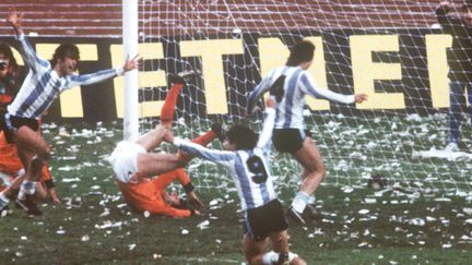 Mario Kempes (à gauche) inscrit le deuxième but argentin qui libère le public de Buenos Aires en finale de la Coupe du monde en 1978