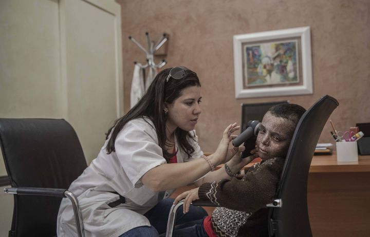 Dans un hôpital de Casablanca, le jeune Mustapha est examiné par une infirmière. (MOSA'AB ELSHAMY/AP/SIPA / SIPA)