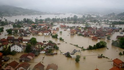 Une vue a&eacute;rienne de la ville de Doboj, dans le nord de la Bosnie, vendredi 16 mai 2014.&nbsp; (KEMAL ZORLAK / ANADOLU AGENCY / AFP)