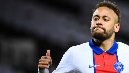 Le Brésilien Neymar, sous le maillot du PSG, a trouvé un accord avec son ancien club de Barcelone avec lequel il était en conflit financier depuis son départ en 2017. (FRANCK FIFE / AFP)