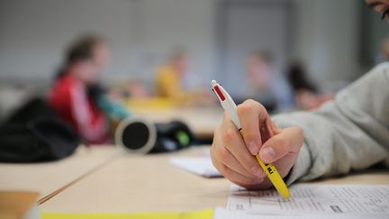 Un élève dans une classe d'un collège de Pontivy (Morbihan). Photod'illustration. (LIONEL LE SAUX / MAXPPP)