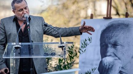 Bernard Lavilliers chante &quot;Est-ce ainsi que les hommes vivent&quot; à l&#039;inauguration de la place Louis Aragon à Paris (27 mars 2012)
 (Jean-Philippe Ksiazek / AFP)