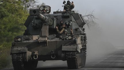 Des soldats ukrainiens&nbsp;sur un char dans l'est de l'Ukraine, le 22 septembre 2022. (JUAN BARRETO / AFP)