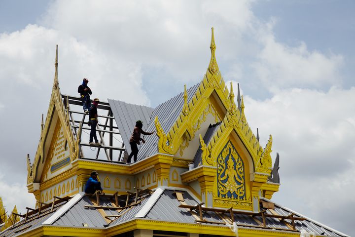 Des ouvriers finissent la toiture de l'un des monuments édifiés en l'honneur du roi défunt. (LIONEL DE CONINCK / FRANCE TELEVISIONS)