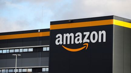 Un entrepôt d'Amazon, à Brétigny-sur-Orge, le 28 novembre 2019. (THOMAS SAMSON / AFP)