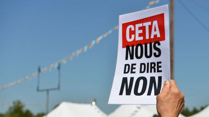 Une manifestante dit son opposition au Ceta lors d'un rassemblement de "gilets jaunes" à Saint-Chef (Isère), le 24 aout 2019. (ALLILI MOURAD / SIPA)