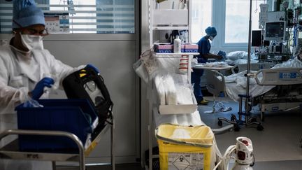 Le personnel soignant de l'hpôpital Pierre-Benite à Lyon, le 8 septembre 2021. (JEFF PACHOUD / AFP)