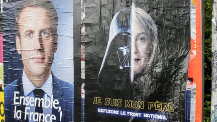 Marine Le Pen parodiée en Dark Vador de la saga "Star Wars" sur des panneaux électoraux à Saint Brieuc (Côtes d'Armor), le 1er mai 2017.
 (Cyril Frionnet/Maxppp)