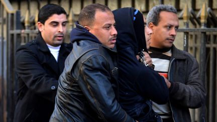 Un homme soup&ccedil;onn&eacute; d'appartenir aux black blocs est arr&ecirc;t&eacute; au Caire (Egypte), le 30 janvier 2013. (KHALED DESOUKI / AFP)