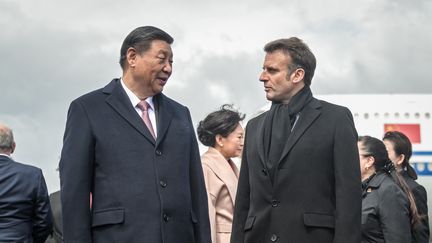 Le président chinois Xi Jinping et son homologue français Emmanuel Macron à Tarbes (Hautes-Pyrénées), le 7 mai 2024. (QUENTIN TOP / HANS LUCAS / AFP)