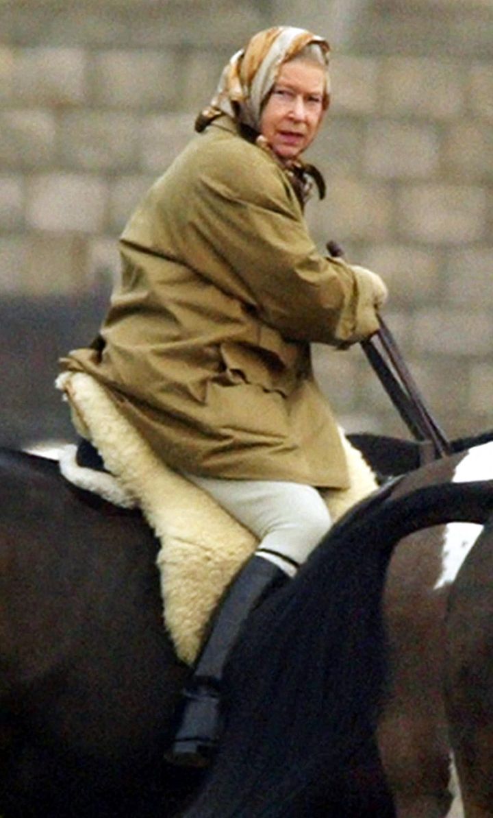 La reine Elizabeth montant sur un cheval, en avril 2002, dans les jardins de Windsor. (ADRIAN DENNIS / AFP)