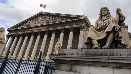 La statue de Colbert, ministre des Finances de Louis XIV de 1661 à 1683, devant l'Assemblée nationale à Paris a été vandalisée le 23 juin. Une figure contestée par les militants antiracisme. Il a travaillé à l'écriture du Code noir sur l'administration de l'esclavage dans les colonies, promulgué en 1685, deux ans après sa mort.&nbsp; (IP3 PRESS / MAXPPP)