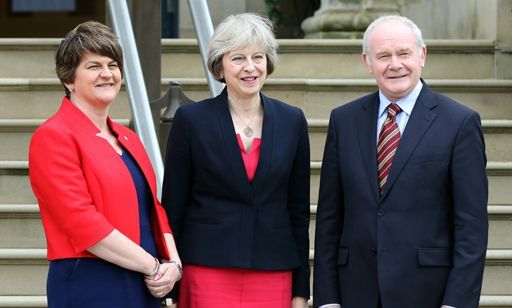 La Première ministre Theresa May rencontrait le 25 juillet à Belfast son homologue nord-irlandaise Arlene Foster, ainsi que le vice-Premier ministre Martin McGuiness. (PAUL FAITH / AFP)