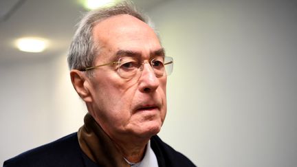 Claude Guéant, ancien ministre de l'Intérieur, à son arrivée au tribunal de Nanterre (Hauts-de-Seine), le 11 octobre 2022. (BERTRAND GUAY / AFP)