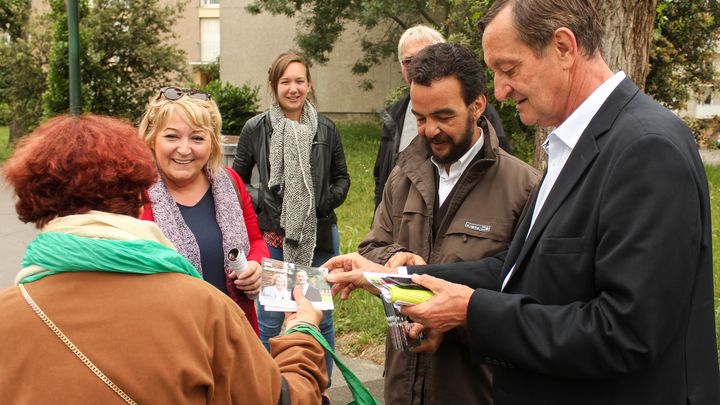 Gérard Bapt en train de distribuer des tracts dans le quartier toulousain d'Amouroux, le 23 mai 2017. (CLEMENT PARROT / FRANCEINFO)
