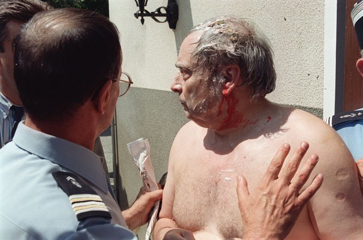 Henri Leclerc, l'avocat de Richard Roman, s'est fait arracher sa chemise lors de la reconstitution du meurtre de Céline Jourdan,&nbsp;le&nbsp;28 juillet 1988, à La Motte-du-Caire (Alpes-de-Haute-Provence). (RICHARD BARSOTTI / AFP)