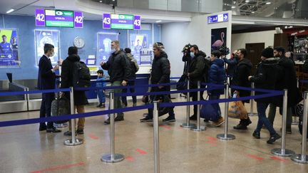 Des Irakiens qui étaient coincés à la frontière entre la Biélorussie et la Pologne attendent de prendre un vol à Minsk, le 25 novembre 2021. (STRINGER / ANADOLU AGENCY / AFP)